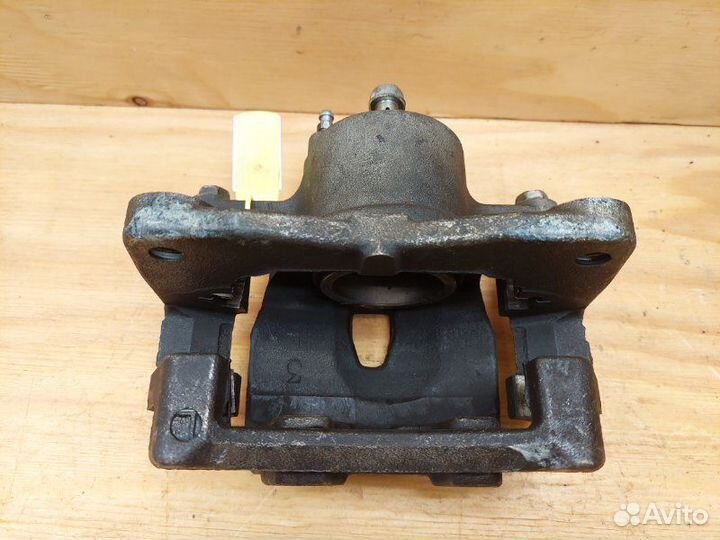 Суппорт передний левый Toyota Ractis SCP100 2szfe