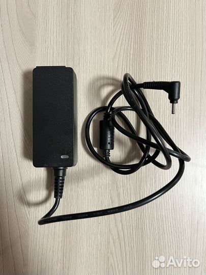 Блок питания 19V 2.1A (0.9 х 0.2 см)