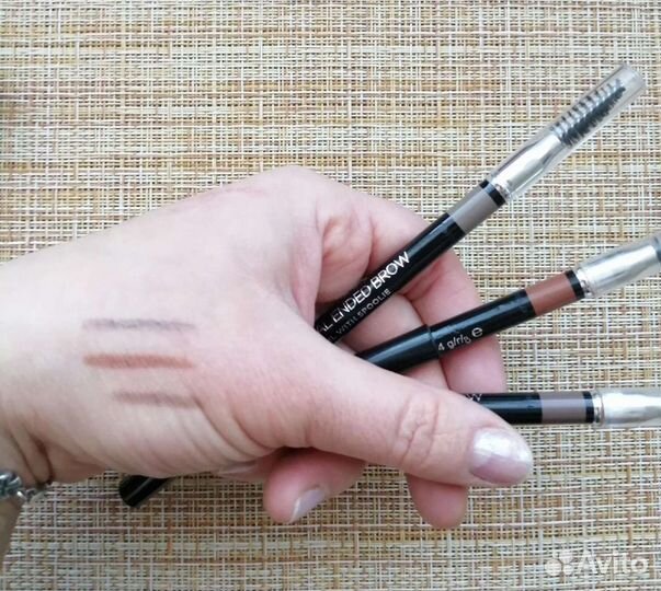 Карандаш для бровей с щеточкой