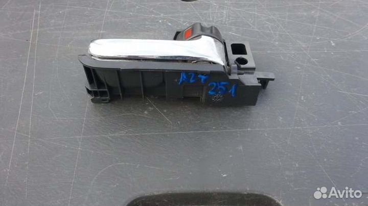 Ручка двери внутренняя правая Toyota Avensis