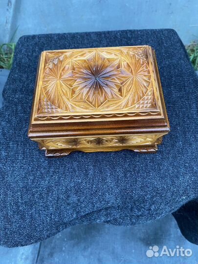 Шкатулка резная кедровая