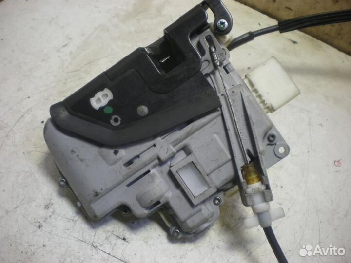 Замок двери передней правой Volkswagen Passat