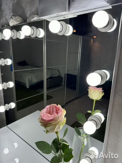 Косметический столик, стол бровиста, макияжный