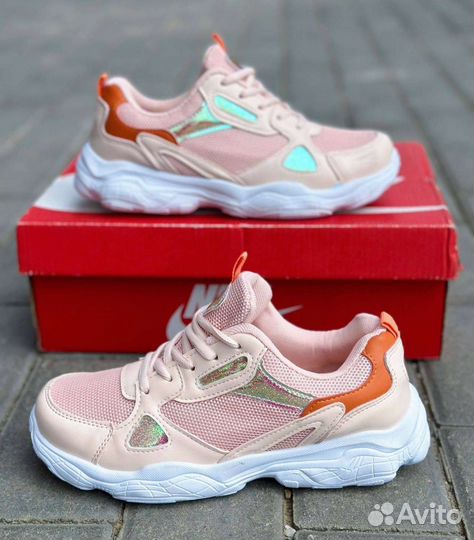 Кроссовки женские