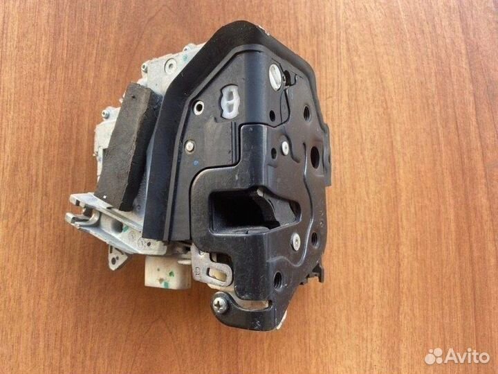 Замок двери передний правый Audi Q7