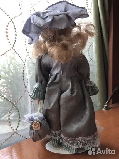 Кукла фарфоровая