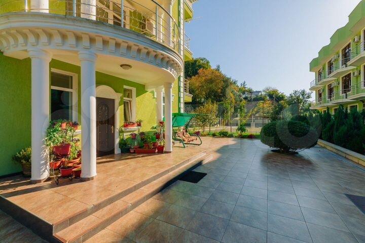 Дом 439 м² на участке 14 сот.