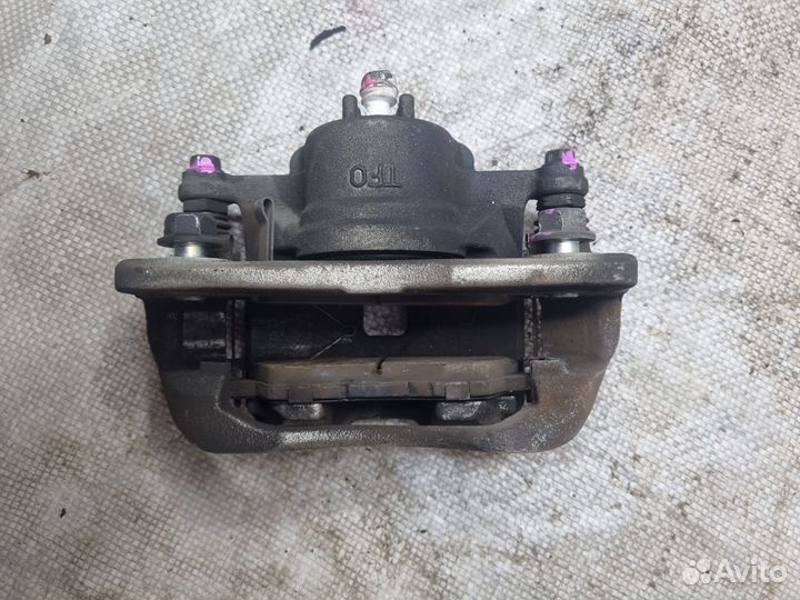 Суппорт тормозной передний левый Хонда Фит GP1