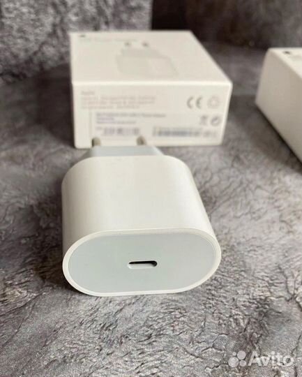 Блок зарядки USB-C Power Adapter 20W для iPhone