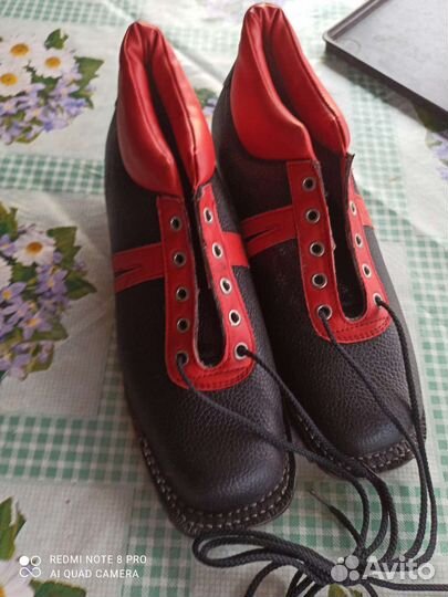 Новые кожаные лыжные ботинки