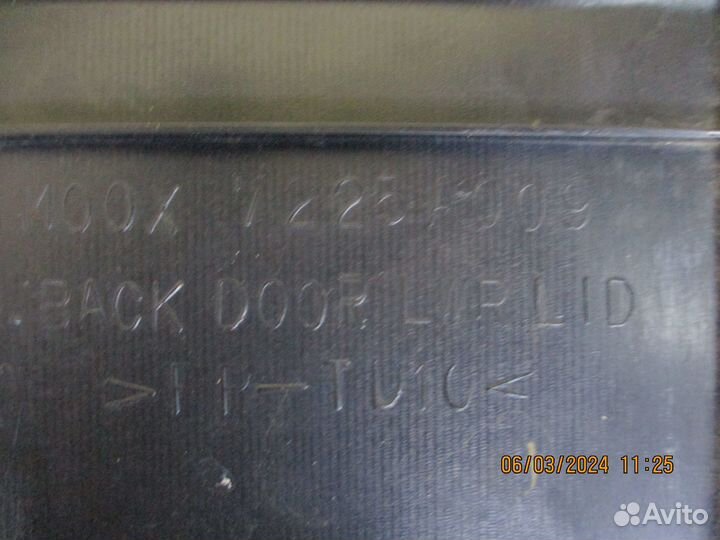 Обшивка крышки багажника Митсубиси Паджеро 4