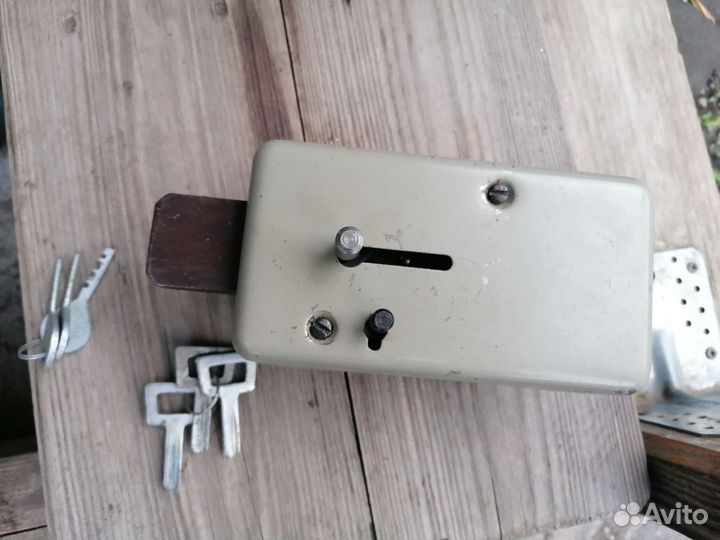 Дверной замок накладной