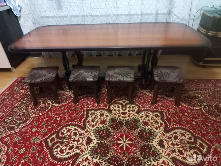 Стол со стульями