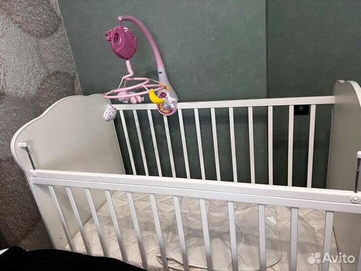 Детская кроватка с маятником и ящиком