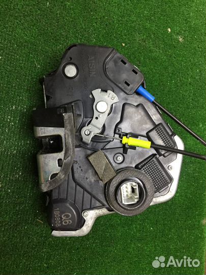 Замок двери задний Toyota Auris E150