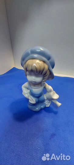 Антикварная фарфоровая статужтка юный садовод.ГДР