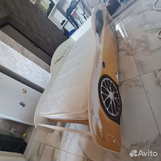 Детская кровать машинка с матрасом бу