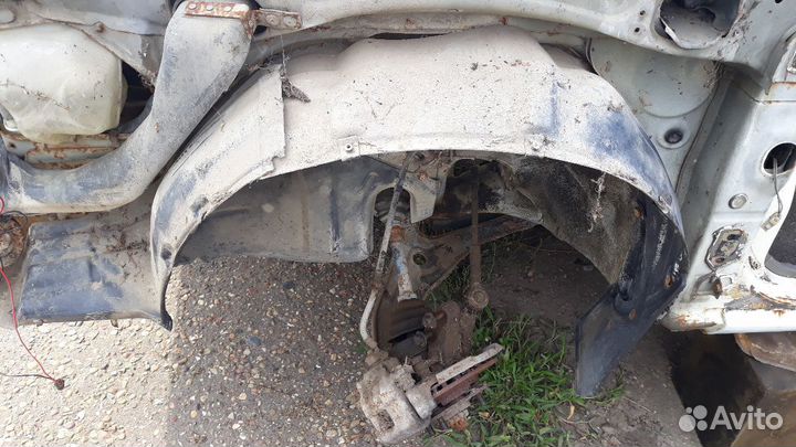 Локеры (защита крыла ) nissan bluebird veu11