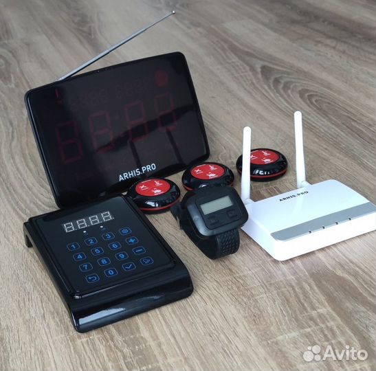 Кнопка вызова персонала, официанта, мастера и часы