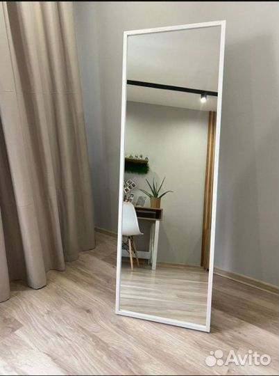 Зеркало в металлической раме