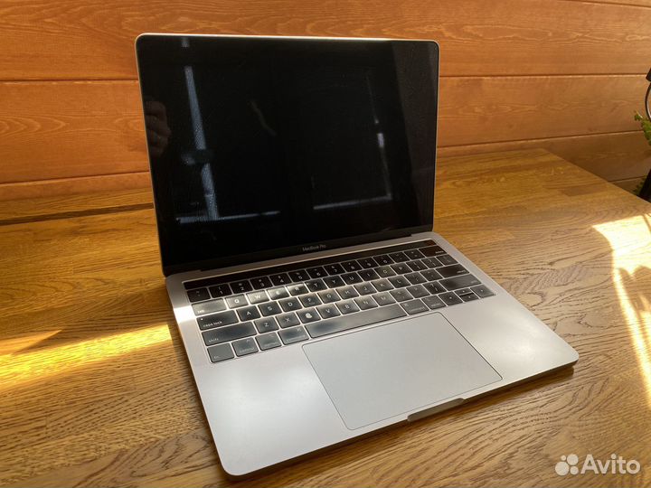 Продам Macbook pro 2019 Touchbar 13 256gb
