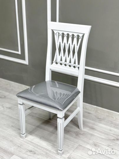 Стол и стулья в гостиную. В наличии