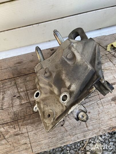 Кронштейн подушки двигателя Ford Focus 3 правый