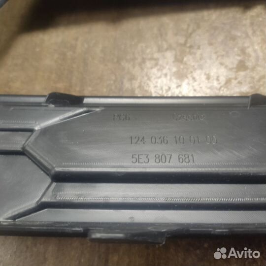 Решетка пер бампера лев Skoda Octavia A8 Ориг