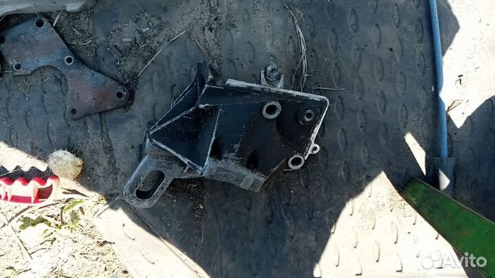 Кронштейн двигателя правый Ford Fusion Fiesta 1.6