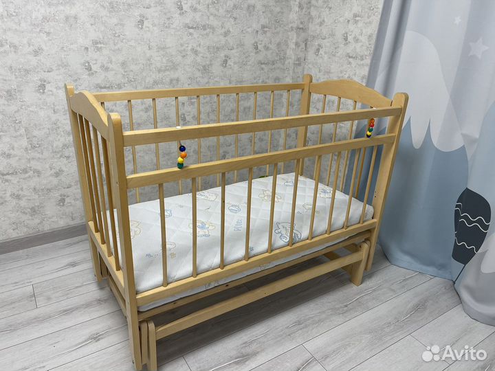 Детская кроватка с маятником