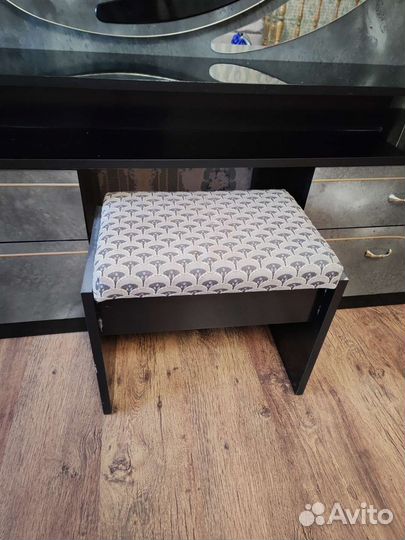 Трюмо с зеркалом, тумбы пуфик