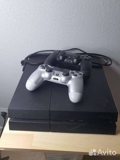 Sony playstation 4 + 2 геймпада. На запчасти