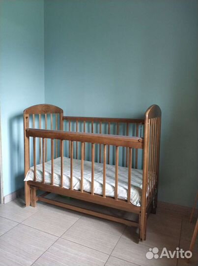 Детская кроватка с продольным маятником