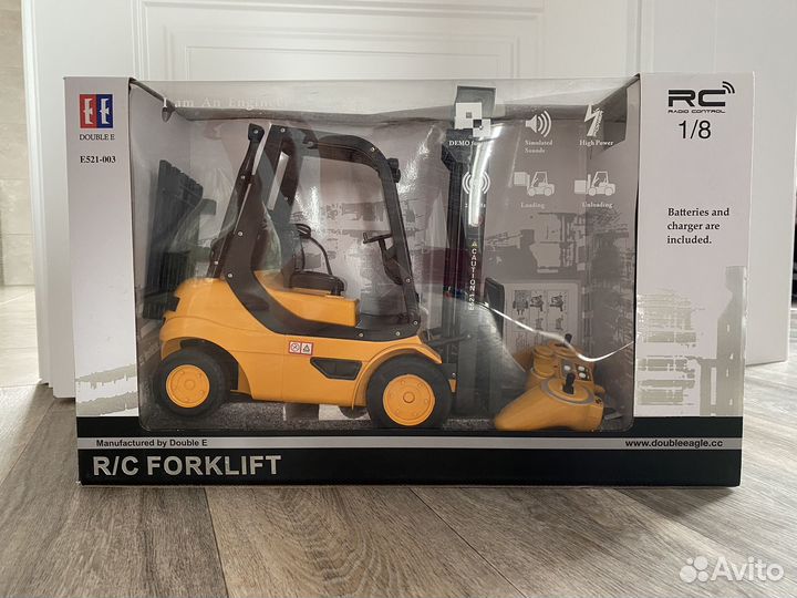 Большой погрузчик на пульте