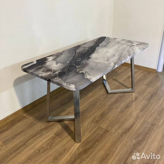 Обеденный стол 'Polite Female'