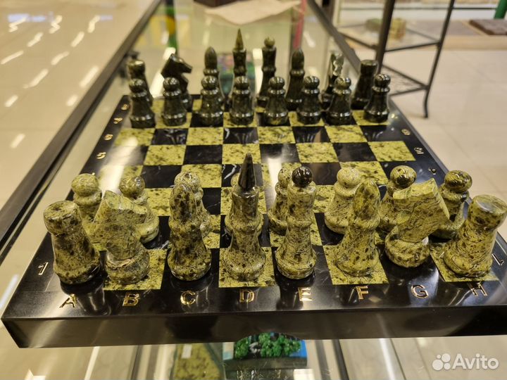 Шахматы из змеевика