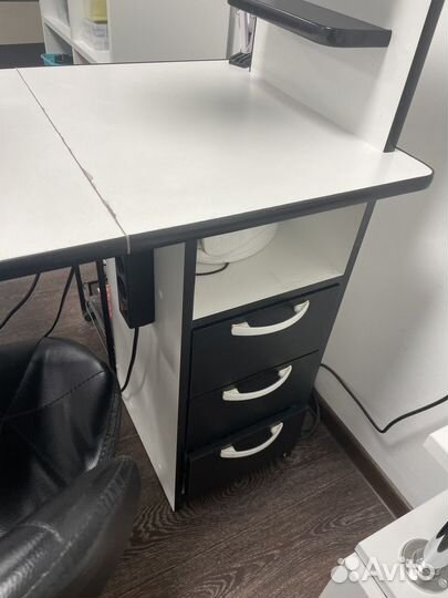 Маникюрный стол