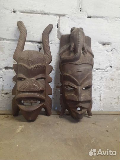 Маска из красного дерева