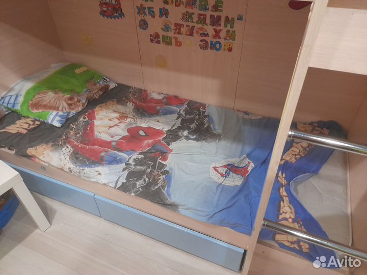 Кровать двухьярусная