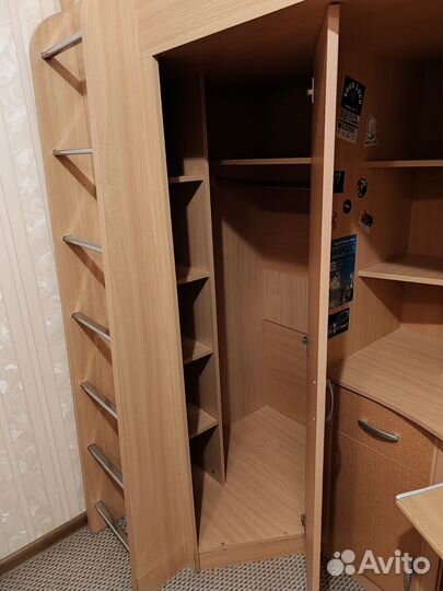 Кровать двухьярусная, стол, шкаф для одежды