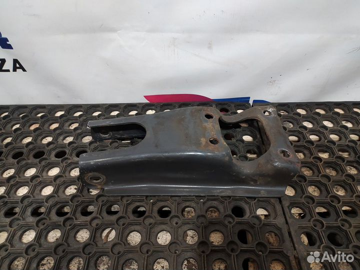 Кронштейн переднего амортизатора