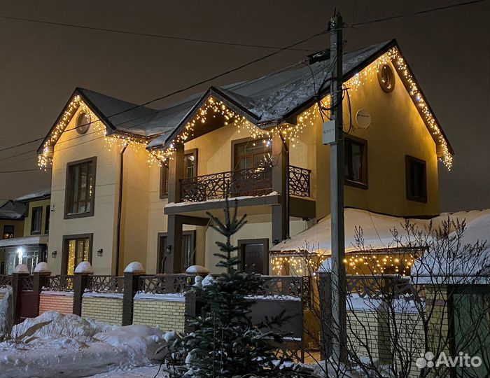 Новогоднее украшение уличной гирляндой загородных