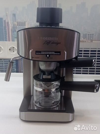 Кофеварка рожковая с капучинатором Redmond RCM