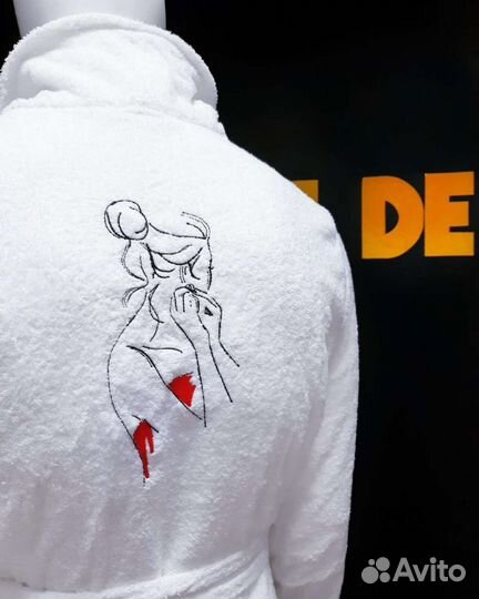 Махровый халат с вышивкой