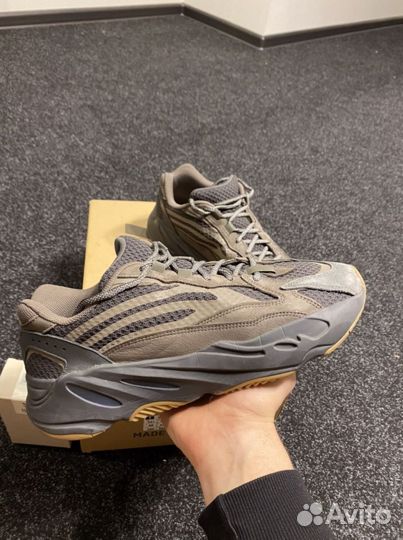 Кроссовки Adidas yeezy boost 700 v2 оригинал