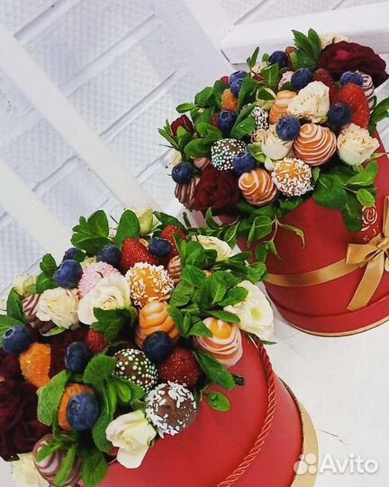 Букет из клубники в шоколаде с розами и мятой