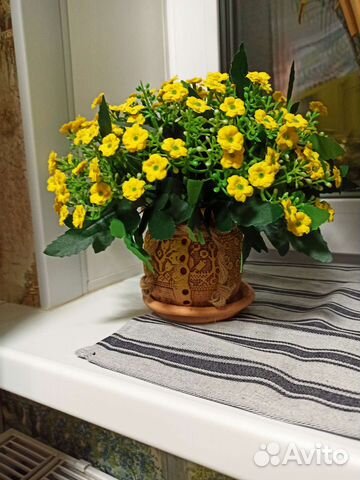 Искусственные цветы в горшках