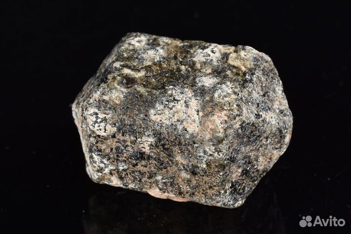 Крупный кристалл Вилуит (везувиан). Лот №273