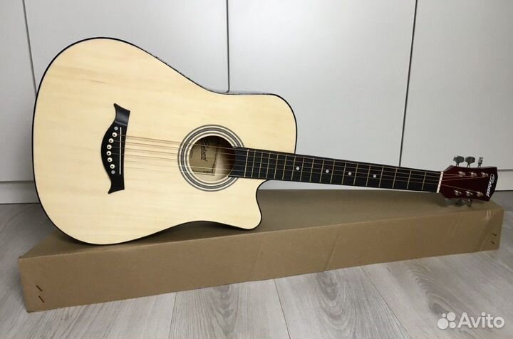 Акустическая гитара натуральный цвет