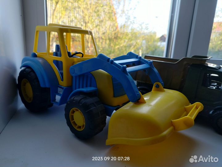 3 игрушки, цена указана за машину